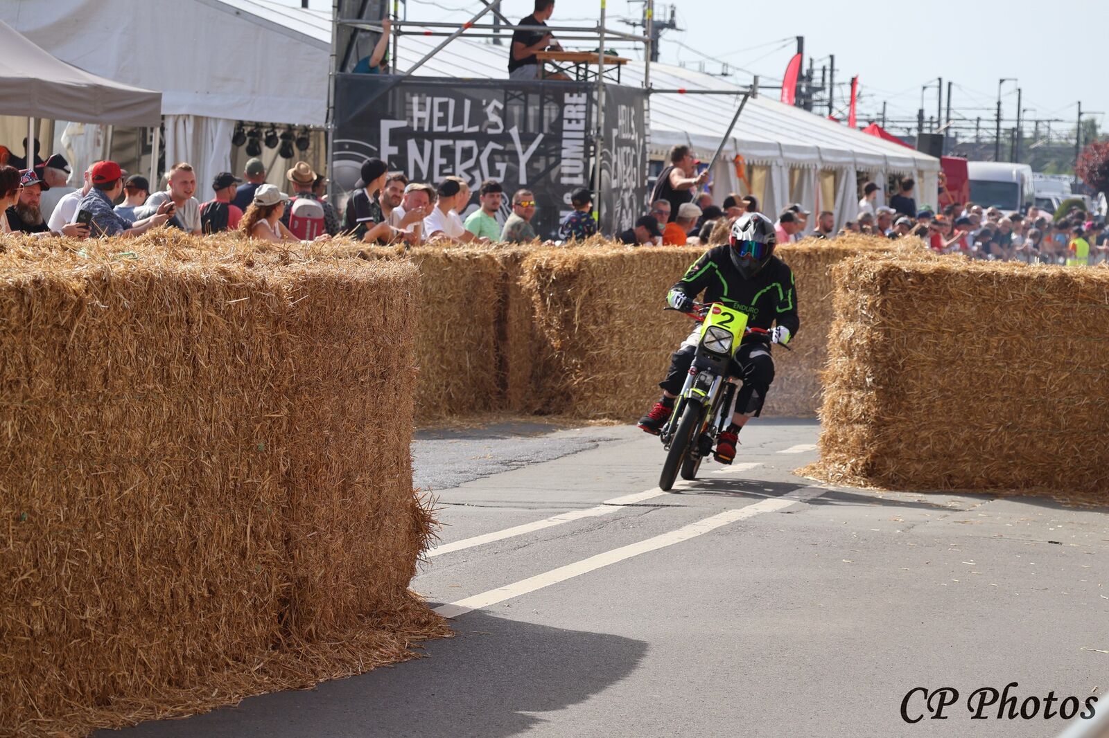 La n°2 dans la chicane de paille, devant le public