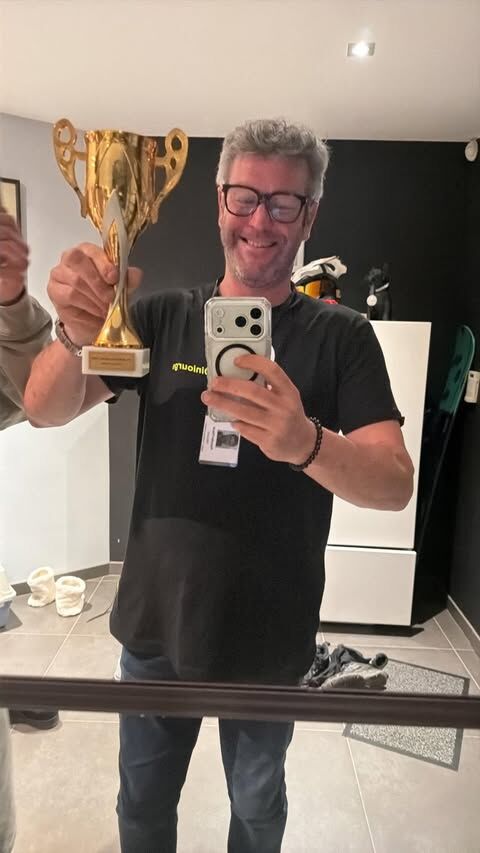 La coupe de la 2e place brandie devant un miroir
