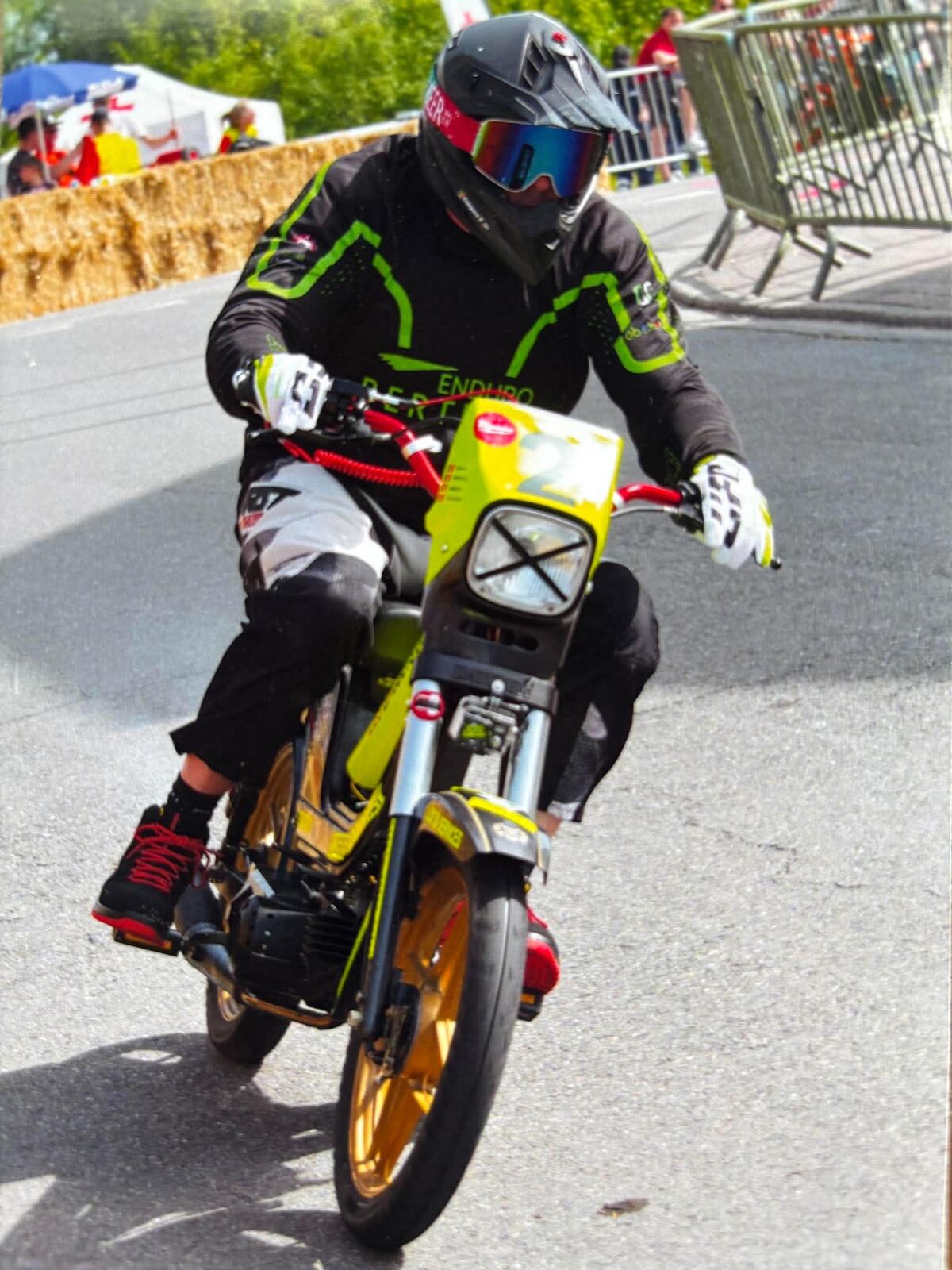 Le pilote de la n°2 de face, en plein virage