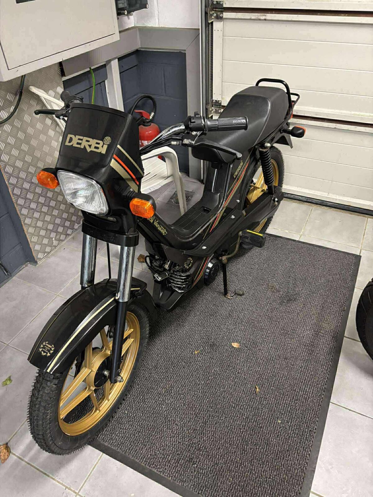 La Derbi Variant noire d’origine, au garage