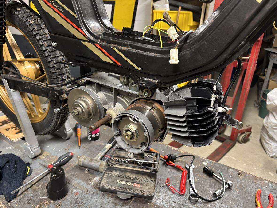La Derbi sur l’établi, moteur ouvert, outils autour