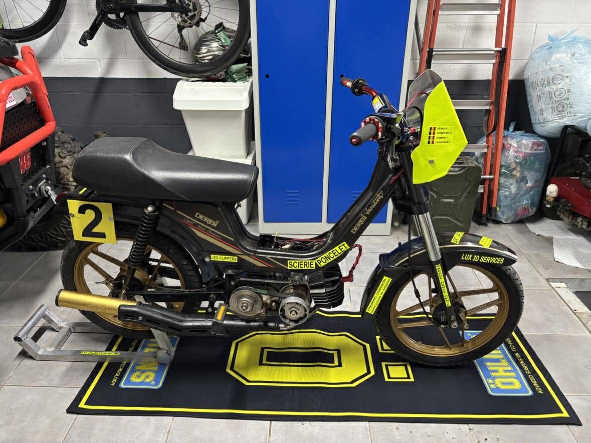 La n°2 terminée, jaune fluo et noire, au garage