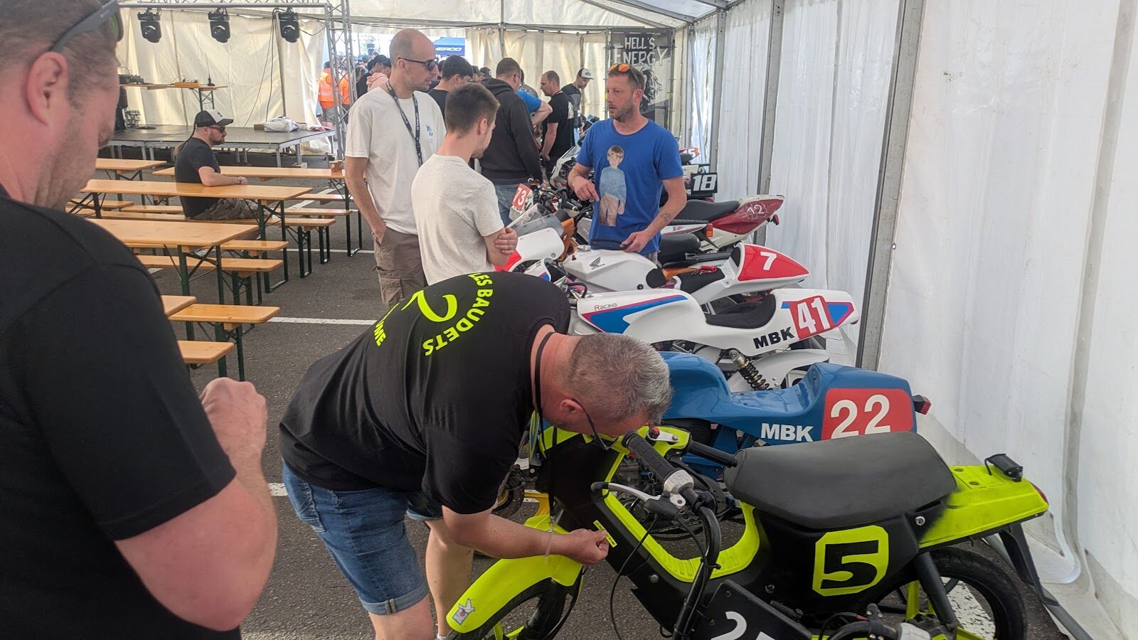 Entraide entre concurrents dans les stands