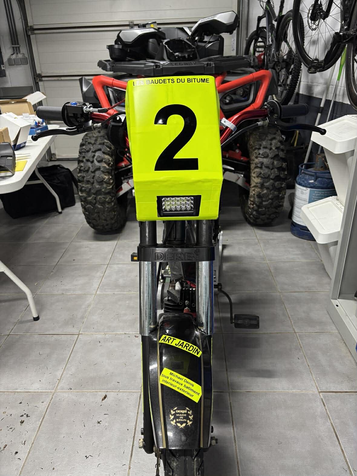 La plaque avant jaune fluo n°2 et les autocollants des sponsors