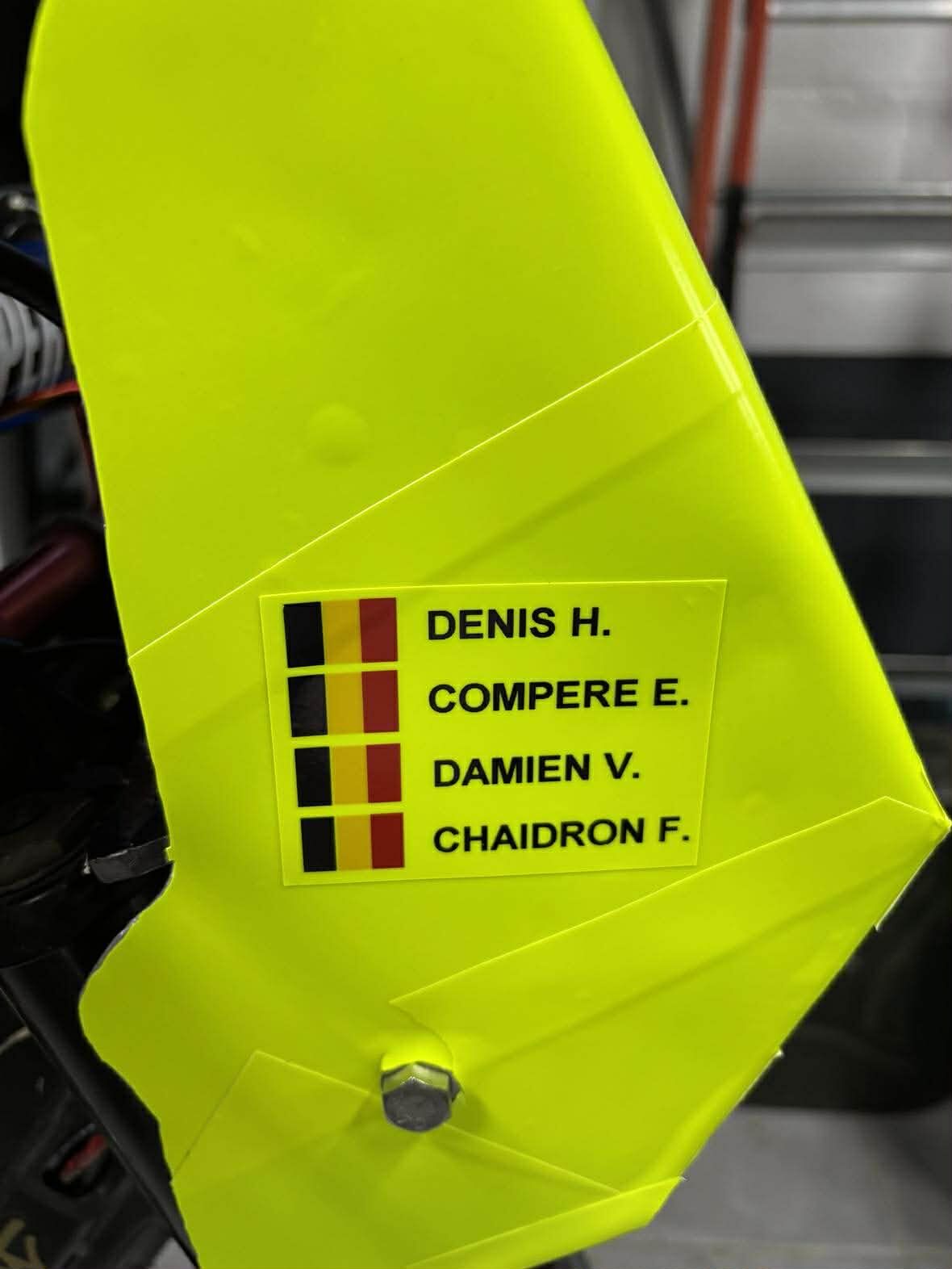 Les noms des pilotes sur la plaque latérale jaune fluo