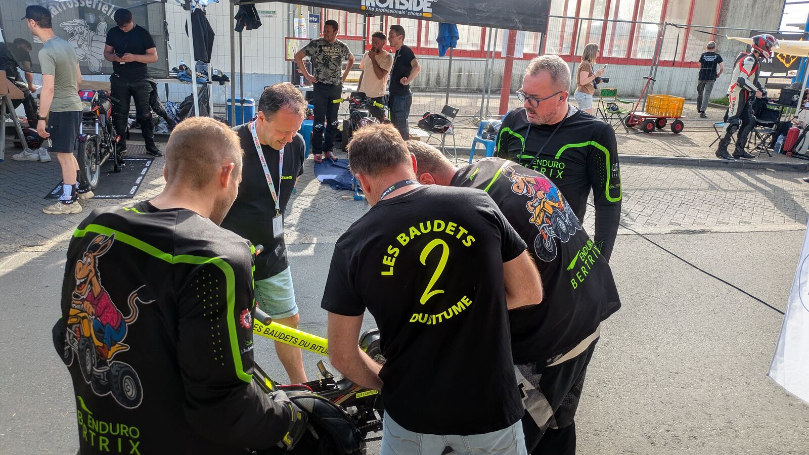 L’équipe penchée sur la n°2 au stand