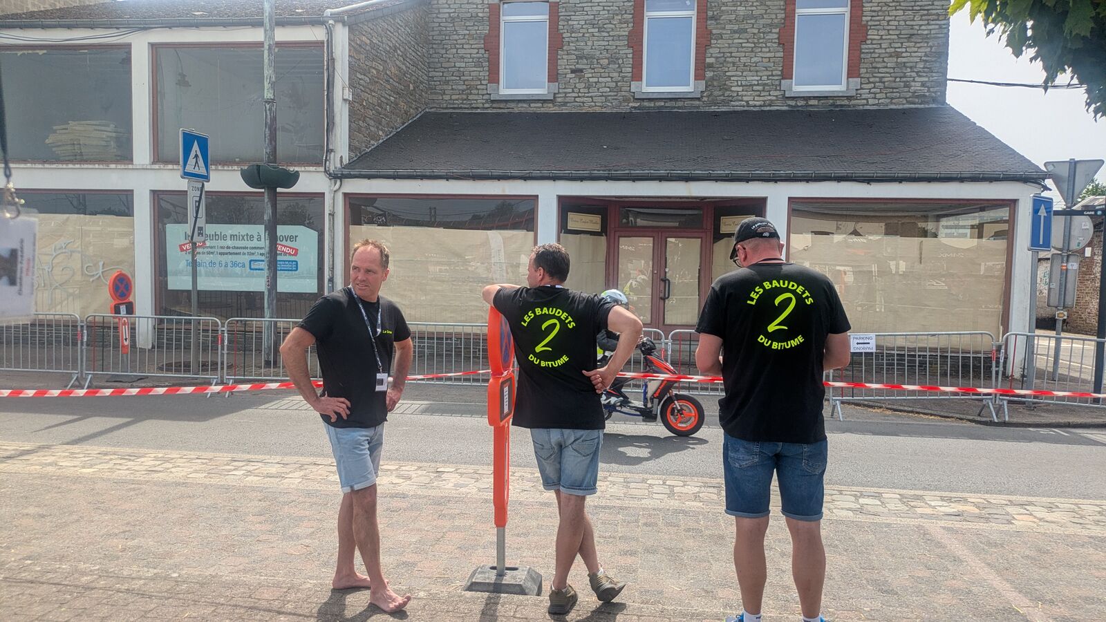 Deux membres de l’équipe en t-shirt n°2 au bord du circuit